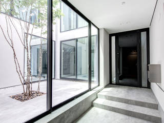 屋外での寛ぎを楽しむ家, TERAJIMA ARCHITECTS／テラジマアーキテクツ TERAJIMA ARCHITECTS／テラジマアーキテクツ Corredores, halls e escadas modernos