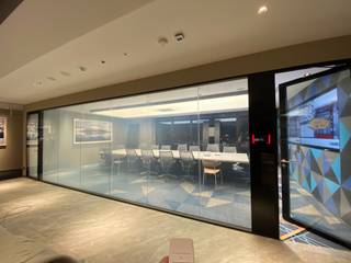 辦公室電控玻璃隔間 Office Smart Glass Partition, 明星電控科技有限公司 明星電控科技有限公司 Рабочий кабинет в стиле модерн Стекло