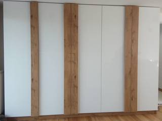Einbaukleiderschrank in weiß und Holz Optik , HOME INNOVATIS - Möbel nach Maß HOME INNOVATIS - Möbel nach Maß Dormitorios de estilo moderno Aglomerado
