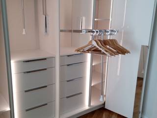 Moderner Schlafzimmer Kleiderschrank in weiß Hochglanz , HOME INNOVATIS - Möbel nach Maß HOME INNOVATIS - Möbel nach Maß Bedroom چپس بورڈ