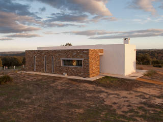 VIVIENDA BIOCLIMÁTICA UNIFAMILIAR AISLADA UBICADA EN LA FINCA RÚSTICA “EL COLEGIAL" SAN BARTOLOMÉ DE LA TORRE (HUELVA), Giudecca Arquitectos Giudecca Arquitectos บ้านประหยัดพลังงาน