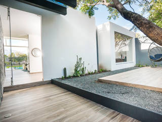 CASA M210, SANTIAGO PARDO ARQUITECTO SANTIAGO PARDO ARQUITECTO Balkon, Beranda & Teras Modern