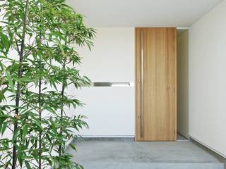 湖西の家-kosai, 株式会社 空間建築-傳 株式会社 空間建築-傳 Asian corridor, hallway & stairs