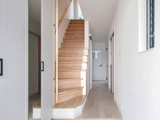 ときめく紺色の家 – 家にいる時間が大事。笑顔でいられるファンキーな家 –＜リノベーション＞, 一級建築士事務所アトリエｍ 一級建築士事務所アトリエｍ Scandinavian style corridor, hallway& stairs