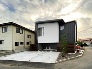 シェアハウスのような家（in八幡）, 岩瀬隆広建築設計 岩瀬隆広建築設計 モダンな 家 金属 黒色