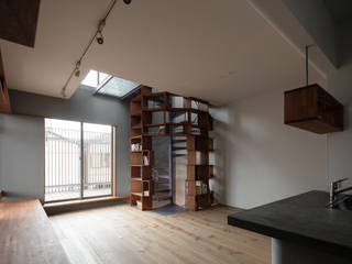 螺旋×shelf, 一級建築士事務所 SAKAKI Atelier 一級建築士事務所 SAKAKI Atelier Modern living room Wood Wood effect