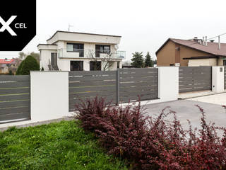 Evening Shadows. Szare ogrodzenie aluminiowe w układzie poziomym, XCEL Fence XCEL Fence สวนหน้าบ้าน