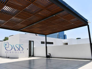 Pérgolas Híbridas Oasis: Espacios exteriores para disfrutar todo el año, Oasis Pérgolas Oasis Pérgolas Modern balcony, veranda & terrace