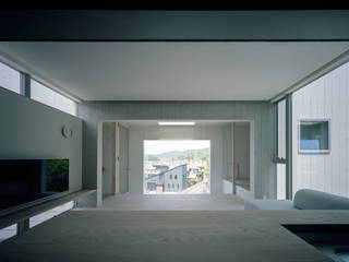 一つの大きな開口からの景色を楽しむ家, 藤原・室 建築設計事務所 藤原・室 建築設計事務所 Modern Living Room Wood Grey