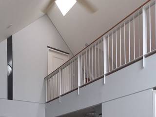 Anom Residence, BAMA BAMA Minimalist corridor, hallway & stairs
