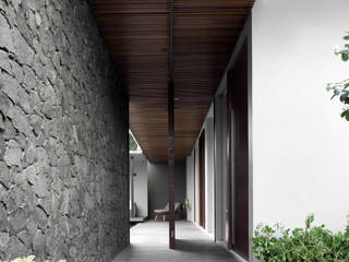N4 Residence, BAMA BAMA Modern Corridor, Hallway and Staircase