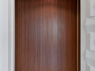 Hall - chapelaria, DCC by Next arquitetura DCC by Next arquitetura Couloir, entrée, escaliers minimalistes Bois Effet bois