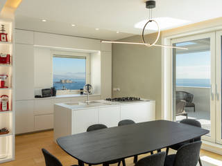 Attico Crispi | 125 MQ, Poiesis Architetti Poiesis Architetti Built-in kitchens Quartz White