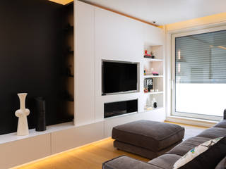 Attico Crispi | 125 MQ, Poiesis Architetti Poiesis Architetti Living room Wood White
