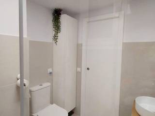 Reforma Completa de Baño en Sevilla, Kouch & Boulé Kouch & Boulé Minimalist style bathroom White