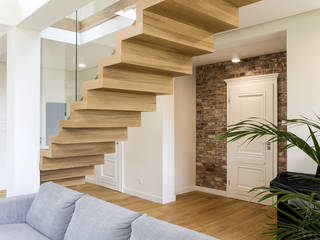 Nowoczesne schody drewniane dywanowe z balustradą szklaną. , BRODA schody-dywanowe BRODA schody-dywanowe Stairs Wood
