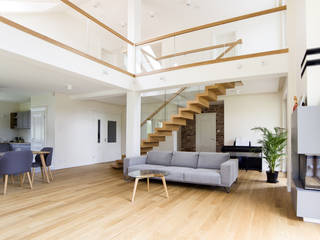 Nowoczesne schody drewniane dywanowe z balustradą szklaną. , BRODA schody-dywanowe BRODA schody-dywanowe Treppe Holz