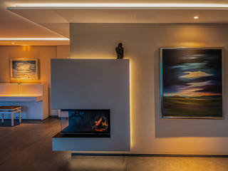 Feuer und Licht: Stimmungsvolle Atmosphäre im Wohnzimmer, Moreno Licht mit Effekt - Lichtplaner Moreno Licht mit Effekt - Lichtplaner Living room Beige