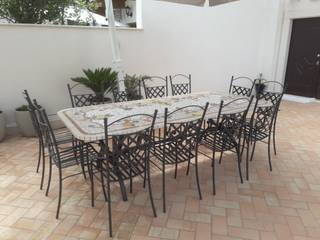 Tavoli per esterni in ferro battuto e mosaico, D'Ambrosio srls D'Ambrosio srls Mediterranean style garden