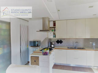 Appartamento tre camere con due bagni, Agenzia Studio Quinto Agenzia Studio Quinto Classic style kitchen