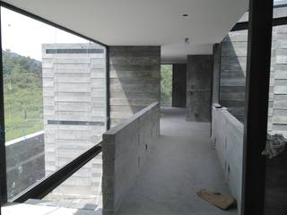 Casa Tepoztlan, Arquitectura Proyectos y Avalúos Arquitectura Proyectos y Avalúos Modern corridor, hallway & stairs