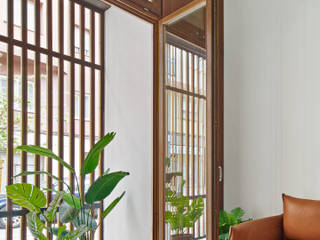Remodelaci´´on de casas clásicas en Barcelona, Kahane Architects Kahane Architects Modern Windows and Doors