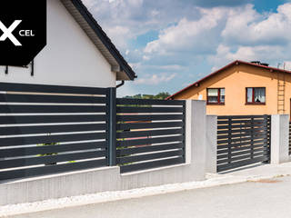 Full Moon. Nowoczesne ogrodzenie aluminiowe w kolorze grafitowym, XCEL Fence XCEL Fence สวนหน้าบ้าน