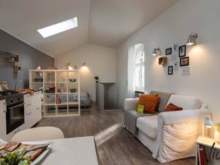 Un nido sul tetto, LIVE HOME STAGING & REDESIGN LIVE HOME STAGING & REDESIGN Living room Wood White