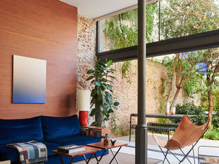 Rehabilitation in a colonial building in Sitges, Rardo - Architects Rardo - Architects Modern living room Wood Wood effect