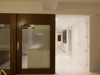 Reforma integral de vivienda, DoA diseño original, arquitectura DoA diseño original, arquitectura Modern corridor, hallway & stairs White