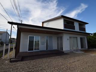 "土間と吹抜"がつなぐ二世帯のための家, 株式会社 大岡成光建築事務所 株式会社 大岡成光建築事務所 モダンな 家