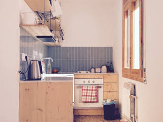 Cocina en un estudio, Rosa Solanellas Arquitectura SLPU Rosa Solanellas Arquitectura SLPU Kleine Küche Massivholz Holznachbildung