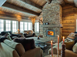 Norwegian log cabin with fireplace Norwegische Blockhäuser 客廳 木頭 Wood effect