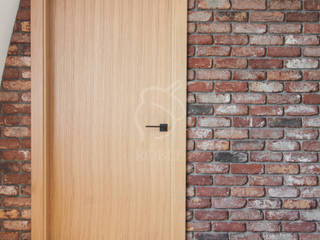 Schody Spiralne w Industrialnym Wnętrzu, Roble Roble Wooden doors