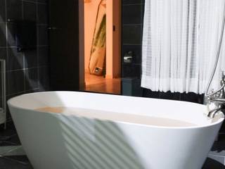 이동식욕조 인테리어 , SURFACED 창조 SURFACED 창조 Modern style bathrooms Marble White