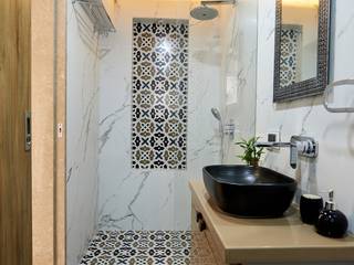 "Live in Color" Home, Shweta Shetty and Associates Shweta Shetty and Associates Mediterranean style bathroom Brown