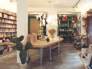 Uno spazio con più funzioni: negozio, libreria, centro riunioni, Luisa Olgiati Luisa Olgiati Negozi & Locali Commerciali