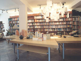 Uno spazio con più funzioni: negozio, libreria, centro riunioni, Luisa Olgiati Luisa Olgiati Gewerbeflächen