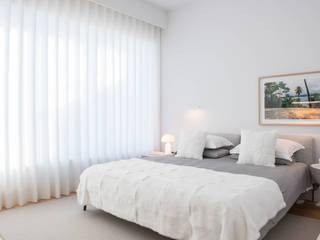 Quartos de Casal, Atelier Renata Santos Machado Atelier Renata Santos Machado Modern Bedroom