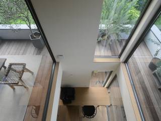 h25a, 株式会社アオイデザイン aoydesign 株式会社アオイデザイン aoydesign Balcone, Veranda & Terrazza in stile moderno