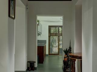 An old home, Studio Nirvana Studio Nirvana Tropical style corridor, hallway & stairs