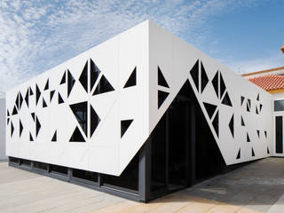 Tradición y alta tecnología en arquitectura escolar gracias a una espectacular fachada en HI-MACS®, HIMACS - LX Hausys HIMACS - LX Hausys Bodegas de estilo minimalista Piedra