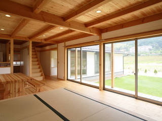 Ku-House Okayama , 三宅和彦／ミヤケ設計事務所 三宅和彦／ミヤケ設計事務所 Living room Solid Wood Multicolored