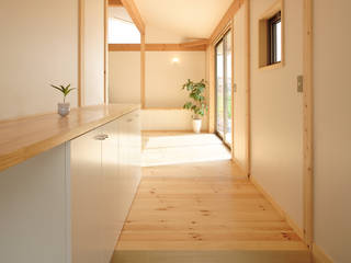 Tu-House okayama kurasiki, 三宅和彦／ミヤケ設計事務所 三宅和彦／ミヤケ設計事務所 Corredores, halls e escadas asiáticos Madeira maciça Multicolor