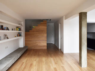 CASA RICCARDO, DELISABATINI architetti DELISABATINI architetti Modern corridor, hallway & stairs Wood Wood effect