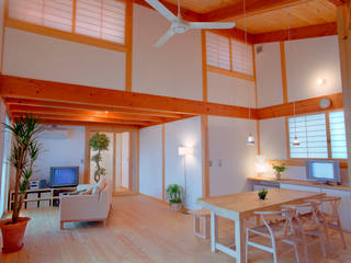 Oh-House okayama, 三宅和彦／ミヤケ設計事務所 三宅和彦／ミヤケ設計事務所 Living room Solid Wood Multicolored