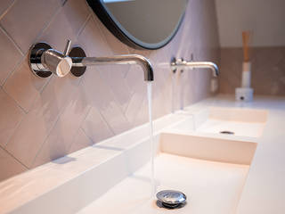 Lichte badkamer met visgraat tegels, De Eerste Kamer De Eerste Kamer Baños de estilo rural Azulejos
