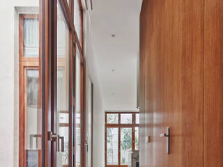 Reforma de Piso Antiguo en Barcelona, Kahane Architects Kahane Architects Minimalist corridor, hallway & stairs