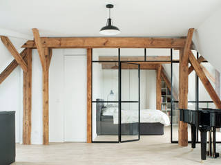 Berliner Dachgeschosswohnung mit Loft-Flair, Atelier Blank Atelier Blank Minimalist living room