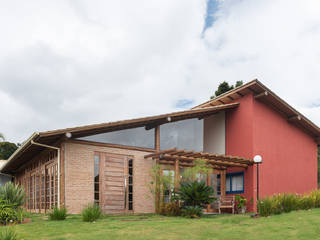 Casa de Campo J|V - Santa Teresa, Natusa Croce Arquitetura Natusa Croce Arquitetura Country house Solid Wood Multicolored